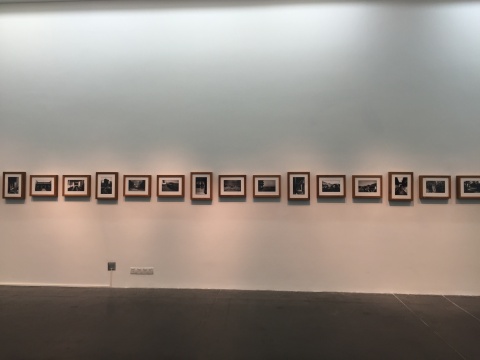 黑白摄影作品,部分画面以油画呈现
黑白摄影作品,部分画面以油画呈现