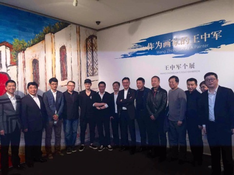 艺术家王中军与众多嘉宾合影
艺术家王中军与众多嘉宾合影