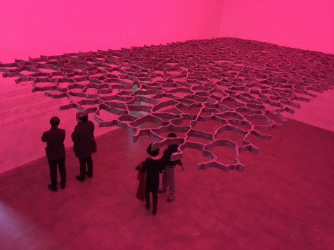 画廊为展览量身定做了颜色可变的射灯制造氛围
画廊为展览量身定做了颜色可变的射灯制造氛围
