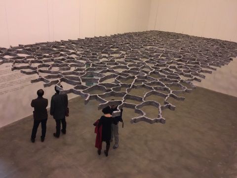 画廊为展览量身定做了颜色可变的射灯制造氛围
画廊为展览量身定做了颜色可变的射灯制造氛围