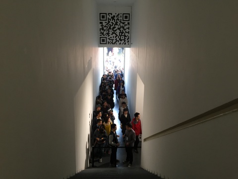 长龙到了展厅长廊,后来不得不限流
长龙到了展厅长廊,后来不得不限流
