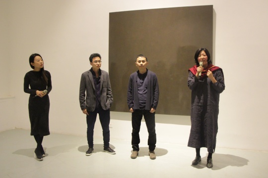 策展人王澈(左二)、艺术家张震宇(右二)、学术主持廖雯(右一)
策展人王澈(左二)、艺术家张震宇(右二)、学术主持廖雯(右一)