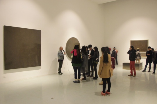 一层展厅 架上《灰尘系列》作品,通过镜面反射效果,你看到了什么?
一层展厅 架上《灰尘系列》作品,通过镜面反射效果,你看到了什么?
