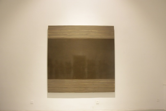 一层展厅 《灰尘150214》 200×200cm 布面灰尘 2015
一层展厅 《灰尘150214》 200×200cm 布面灰尘 2015