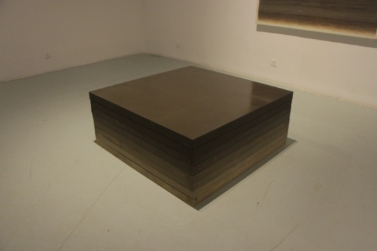 一层展厅 装置作品着重于媒介材料的艺术潜在表现及手法
一层展厅 装置作品着重于媒介材料的艺术潜在表现及手法