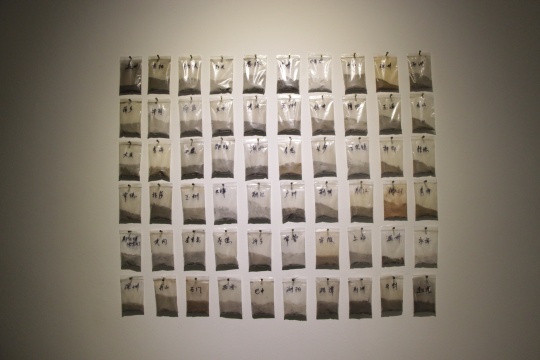 二层展厅 全国不同城市征集的灰尘展示墙
二层展厅 全国不同城市征集的灰尘展示墙