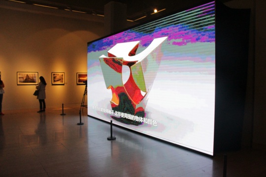 展厅中大型的电子屏幕持续播放四位艺术家的纪录片
展厅中大型的电子屏幕持续播放四位艺术家的纪录片