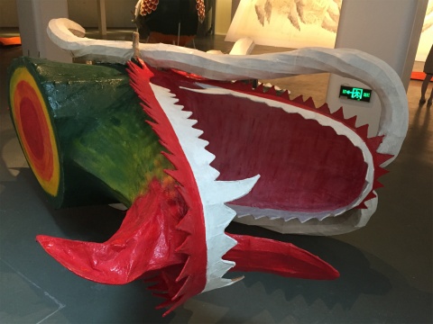 《鳌》以纸扎工艺、中华五色的运用,三段式作品独立呈现,传统文明与现代科技对抗中彰显力量,此为鳌头部分
《鳌》以纸扎工艺、中华五色的运用,三段式作品独立呈现,传统文明与现代科技对抗中彰显力量,此为鳌头部分