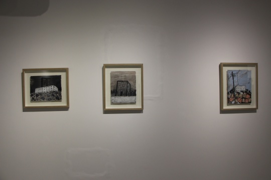 李继开 《集体宿舍楼 》38×30cm 纸本丙烯 2013、《冬天》 30×38cm 纸本丙烯 2013、《断线》 31×40cm 纸本丙烯 2013
李继开 《集体宿舍楼 》38×30cm 纸本丙烯 2013、《冬天》 30×38cm 纸本丙烯 2013、《断线》 31×40cm 纸本丙烯 2013
