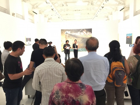 艺术家张林海在开幕现场向观众致意，向林大致谢

