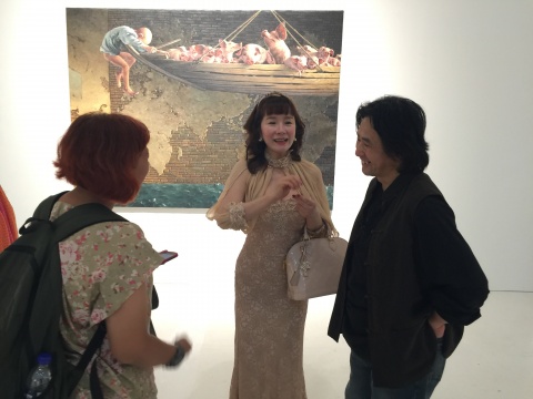 艺术家张林海（右）在林大艺术中心负责人Linda（中）陪同下接受当地媒体采访
