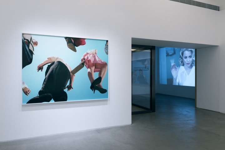 展览中还有她与影星Elizabeth Banks合作的视频 Courtesy the artist and Lehmann Maupin, New York and Hong Kong Photo:Kitmin.com
展览中还有她与影星Elizabeth Banks合作的视频 Courtesy the artist and Lehmann Maupin, New York and Hong Kong Photo:Kitmin.com