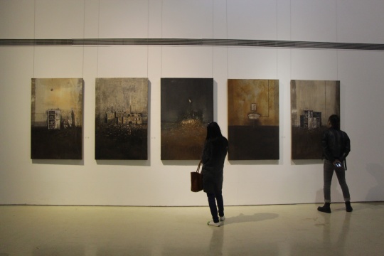 观众在作品面前注视良久,似有所感悟
观众在作品面前注视良久,似有所感悟