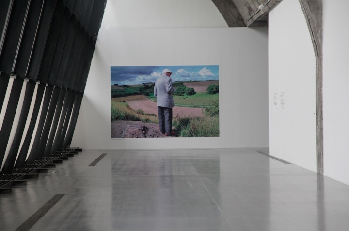 大卫·霍克尼个展“春至”现场,霍克尼通常喜欢以背影示人,此时他和风景是完全在一起的,摄影:吴丹丹
大卫·霍克尼个展“春至”现场,霍克尼通常喜欢以背影示人,此时他和风景是完全在一起的,摄影:吴丹丹
