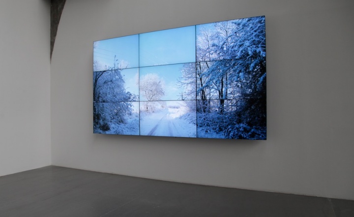 大卫·霍克尼个展“春至”现场，《沃德盖特树林，冬天》（Woldgate Woods,Winter），2010年，9个数码影像同步播放于9台55寸NEC显示器组成一件作品，摄影：吴丹丹
