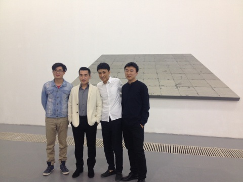 艺术家蔡志松（左二）与蔡磊（左三）在现场
