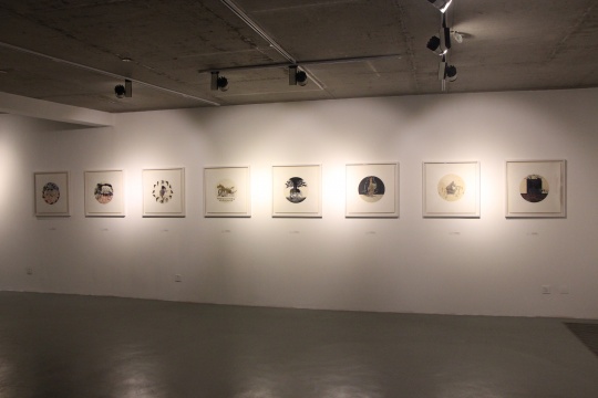 丛伟作品《对犀牛的改造》系列,画面运用了丢勒的经典犀牛作为主要的构成,展现了犀牛从过去被捆绑、束缚住的到独立而自由变化的过程。 丛伟作品《对犀牛的改造》系列,画面运用了丢勒的经典犀牛作为主要的构成,展现了犀牛从过去被捆绑、束缚住的到独立而自由变化的过程。