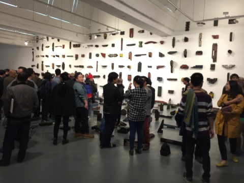 展览现场人气极高,背景为《大木作》
展览现场人气极高,背景为《大木作》
