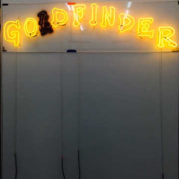 周轶伦个展“Go◼d Finder” 将黑店开进站台中国