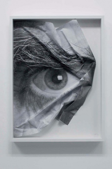 木板纸上水墨创作的《The Wrinkles of the City》 ©JR-ART.NET.Courtesy Galerie Perrotin
木板纸上水墨创作的《The Wrinkles of the City》 ©JR-ART.NET.Courtesy Galerie Perrotin