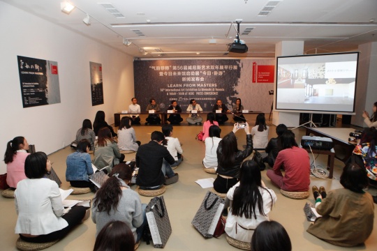 配合”气韵非师',发布会现场以蒲团代替座椅
配合”气韵非师',发布会现场以蒲团代替座椅