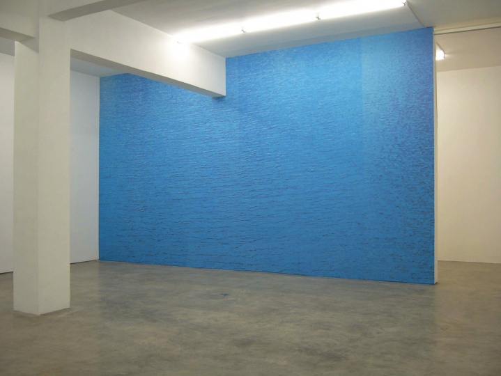 2005年，“只有一面墙”展览现场
