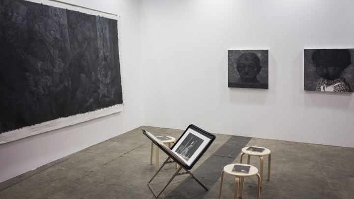 2014年5月,在香港巴塞尔艺博会呈现邱炯炯个展“痴”
2014年5月,在香港巴塞尔艺博会呈现邱炯炯个展“痴”