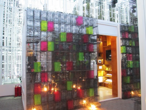 《聚宝苑》由新加坡设计公司Kinetic策划，展出新加坡50家创意团体的作品。