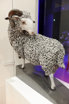 方旭《顾》 73×43×66cm 铸铜化学着色 2015 b.1987 毕业于中央美术学院雕塑系
方旭《顾》 73×43×66cm 铸铜化学着色 2015 b.1987 毕业于中央美术学院雕塑系