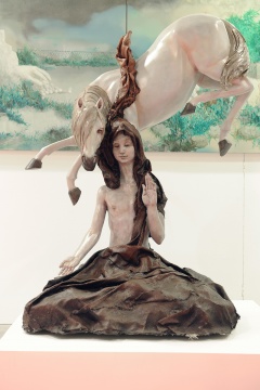王新宇 《镜花流年3》 145×110×90cm 铸铜丙烯着色 2015 b.1983 毕业于中央美术学院雕塑系
王新宇 《镜花流年3》 145×110×90cm 铸铜丙烯着色 2015 b.1983 毕业于中央美术学院雕塑系