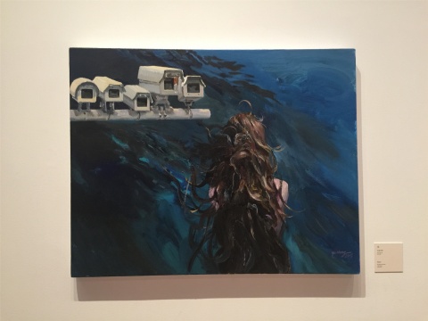 2015年作品《水》，深蓝海水代表未知与潜在的危险，背对观众的人物与记录时代的“眼睛”冲撞着画面
