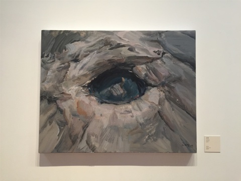 2015年作品《泉眼》,深灰色基调背景及伸出画面的一只诡异的手,欲言又止,无需多说 2015年作品《泉眼》,深灰色基调背景及伸出画面的一只诡异的手,欲言又止,无需多说