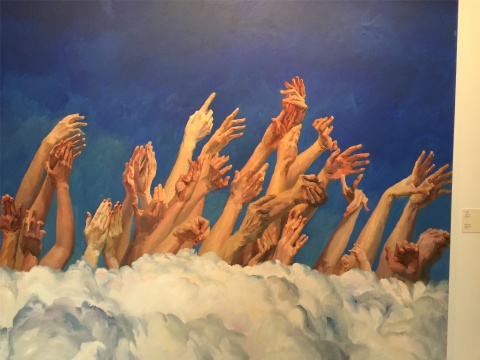  2014年作品《云层》，一双双手臂奋力向上，指向蓝天与希望的方向
