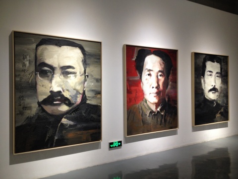 “流成河”章节中的杨劲松作品《新文化三人之三》 200×160cm×3 混合媒介 2011 “流成河”章节中的杨劲松作品《新文化三人之三》 200×160cm×3 混合媒介 2011