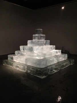 “皮的肉”章节中的隋建国作品《无题》 尺寸可变 冰 2015 “皮的肉”章节中的隋建国作品《无题》 尺寸可变 冰 2015