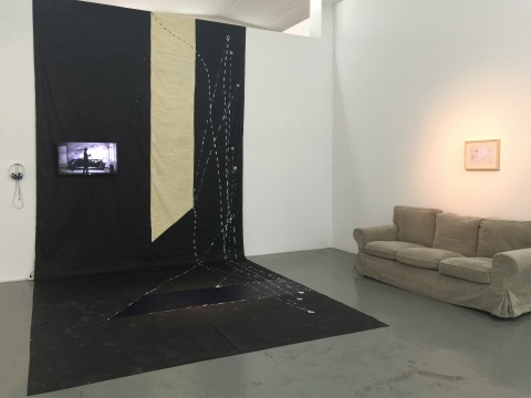 戴陈连2015年录像装置作品《关于<壶开了,你还在那里说这里不够黄那里不够蓝你说这里不需要咖啡那里不需要茶你说梦在世界的中心你说梦在梦的外面>的第一次展示》
戴陈连2015年录像装置作品《关于<壶开了,你还在那里说这里不够黄那里不够蓝你说这里不需要咖啡那里不需要茶你说梦在世界的中心你说梦在梦的外面>的第一次展示》