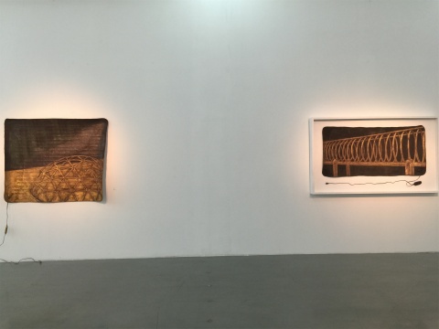 臧坤坤2011年综合材料作品《棕色X》
臧坤坤2011年综合材料作品《棕色X》