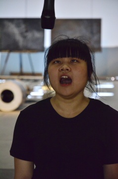 盲人演员发出“我是哈姆雷特”的循环呐喊
盲人演员发出“我是哈姆雷特”的循环呐喊