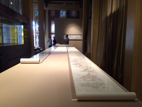 延春阁展览一层现场，展出了王天德的长卷作品
