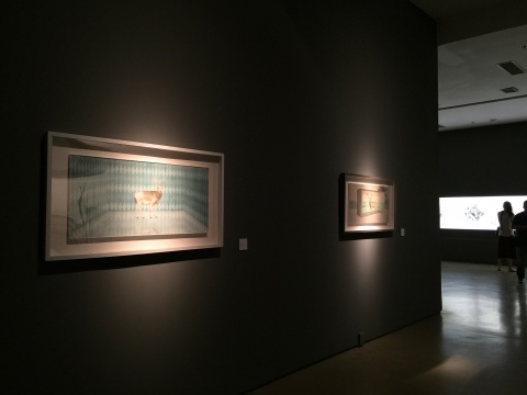 压暗的展厅效果 幽静的作品气质结合的相得益彰
压暗的展厅效果 幽静的作品气质结合的相得益彰