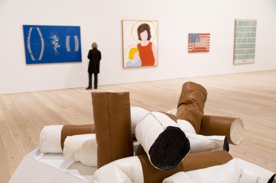 前面的作品为克拉斯·欧登伯格《Giant Fagends》,其身后是Malcolm Bailey、Allan D’Arcangelo、Jasper Johns和安迪·沃霍尔的作品 Photograph: Mark Lennihan/AP
前面的作品为克拉斯·欧登伯格《Giant Fagends》,其身后是Malcolm Bailey、Allan D’Arcangelo、Jasper Johns和安迪·沃霍尔的作品 Photograph: Mark Lennihan/AP