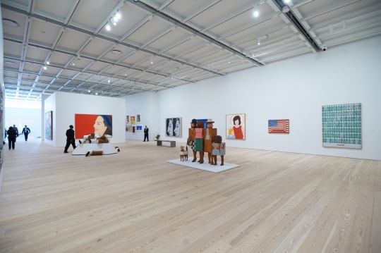 玛丽索作品《女人与狗》(中央)、阿历克斯·卡茨作品《Red Smile 》(背景)photographs: Tim Knox
玛丽索作品《女人与狗》(中央)、阿历克斯·卡茨作品《Red Smile 》(背景)photographs: Tim Knox