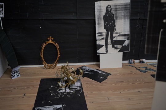 Karen Kilimnik作品《The Hellfire Club episode of the Avengers》photographs: Tim Knox
Karen Kilimnik作品《The Hellfire Club episode of the Avengers》photographs: Tim Knox