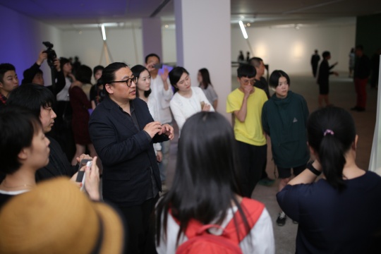 今格空间开幕现场 由学术主持李振华与策展人刘畑与媒体分享每件作品的细节
今格空间开幕现场 由学术主持李振华与策展人刘畑与媒体分享每件作品的细节