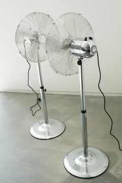 罗曼·西格纳 《两只风扇》 193 × 180 × 70cm 1998 柏林国家美术馆收藏
罗曼·西格纳 《两只风扇》 193 × 180 × 70cm 1998 柏林国家美术馆收藏