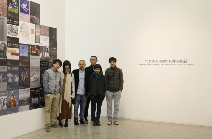 北京现在画廊10周年联展 黄燎原与艺术家合影
