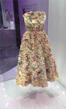 “Miss Dior迪奥小姐”亮相尤伦斯 走进花卉殿堂 “Miss Dior迪奥小姐”亮相尤伦斯 走进花卉殿堂