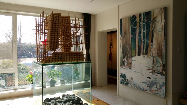 张锐经常会更换右边墙面的作品，里面的那件曾梵志的油画多年前购买时才花了8万人民币
