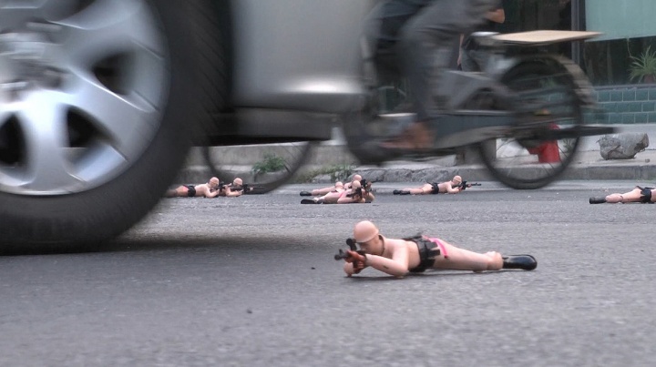 《匍匐前进》,影像,2012 ©胡为一
《匍匐前进》,影像,2012 ©胡为一