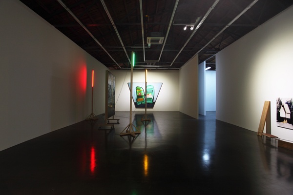 2013年，仇晓飞个展“劳申伯格说，拐杖总比画杖长”展览现场
